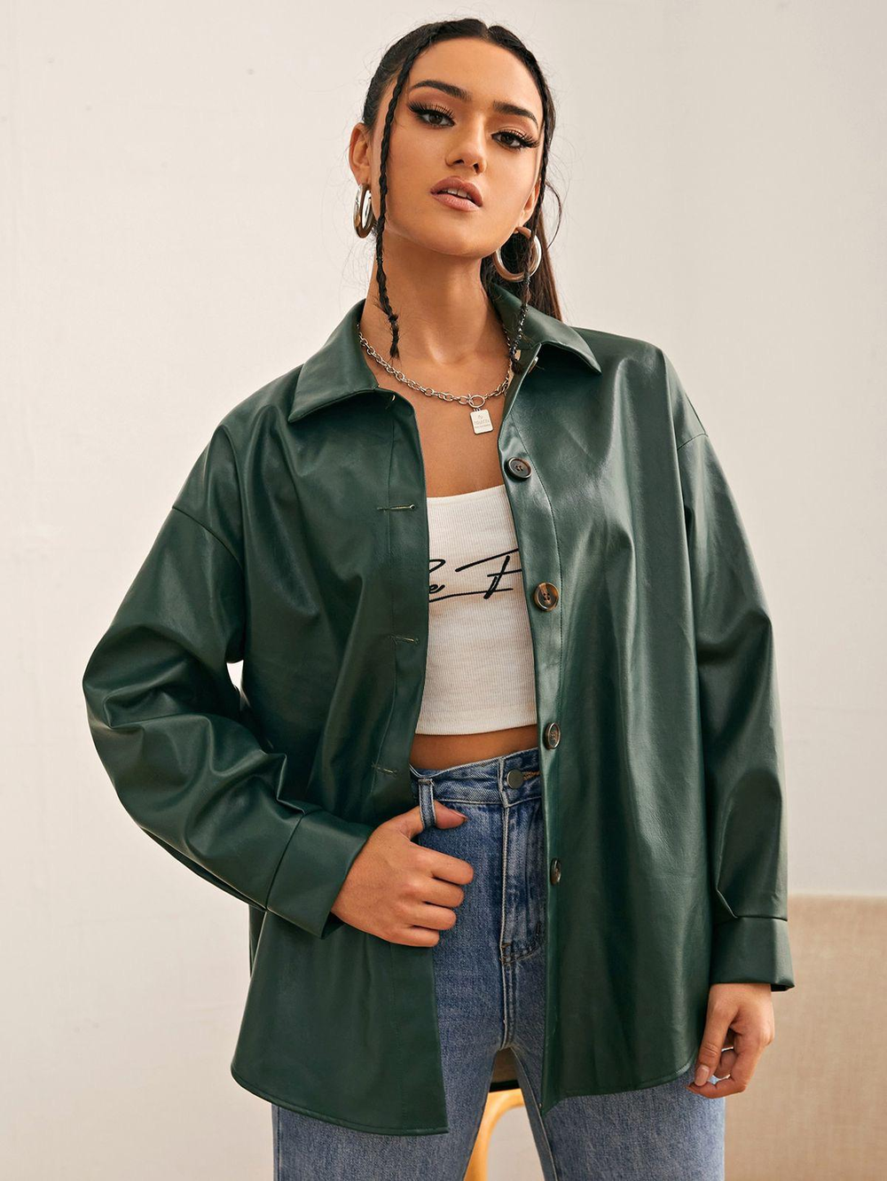 Camisa de cuero verde.