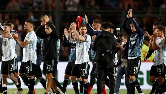 Argentina clasificó al Mundial de Qatar 2022 y muchos argentinos ya están haciendo cuenta para alentar a la Argenitna en vivo y en directo. / Gentileza.