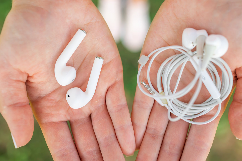 El reciclaje con trucos simples convierte auriculares viejos en aliados útiles del hogar.