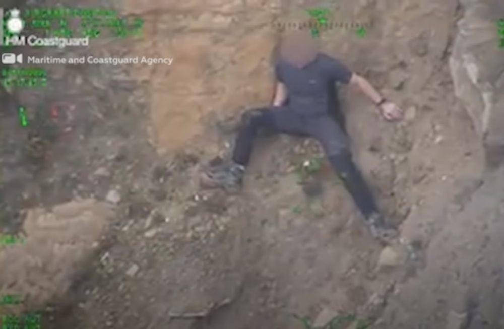 La Guardia Costera rescató a un hombre que quedó atrapado a más de 20 metros de altura mientras escalaba por un acantilado