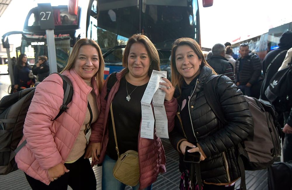 Ni bien se comunicó la reapertura del túnel, 14 micros emprendieron el retorno a Chile desde la terminal. | Foto: Orlando Pelichotti / Los Andes