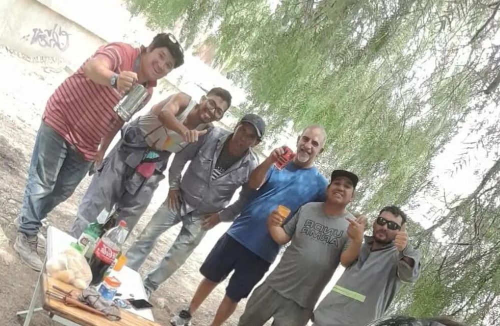 Un jubilado le regaló a un grupo de obreros un asado porque encontraron su billetera. Foto Diario Río Negro.