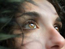 la psicologia destaca los dos colores que utilizan las personas que transmiten poder silencioso