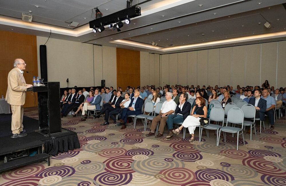Ante una atenta audiencia, Banco Supervielle presentó el Informe Anual Vitivinícola en el marco del Foro de Inversiones y Negocios. Foto: Cristian Lozano (Gentileza)