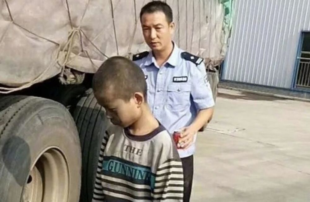 Un nene de 9 años viajó 8 horas en el chasis de un camión para escapar de su familia