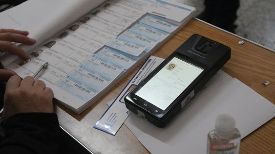 Elecciones municipales: cerraron las mesas y votó el 69,5% del padrón, 6% más que en las PASO