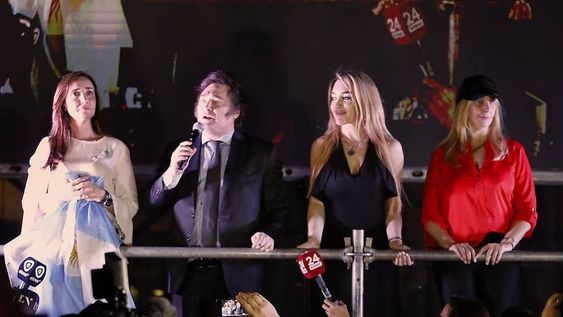 Las mujeres que acompañaron a Javier Milei en el segundo discurso ante la militancia. / Foto: Gentileza