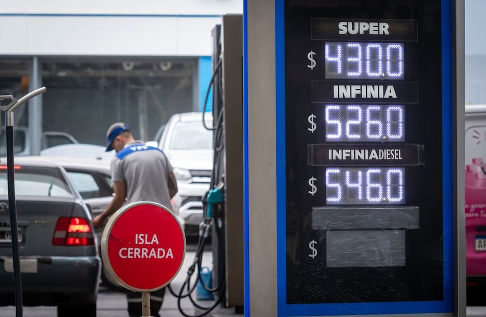 Los combustibles aumentaron hasta 25% hoy en Mendoza:El feriado sorprendió a los automovilistas con un fuerte aumento en los combustibles de las estaciones de servicio YPF y Shell. El incremento llega hasta 25% en las estaciones de YPF. La última suba había sido a fines de noviembre. Foto: Ignacio Blanco / Los Andes