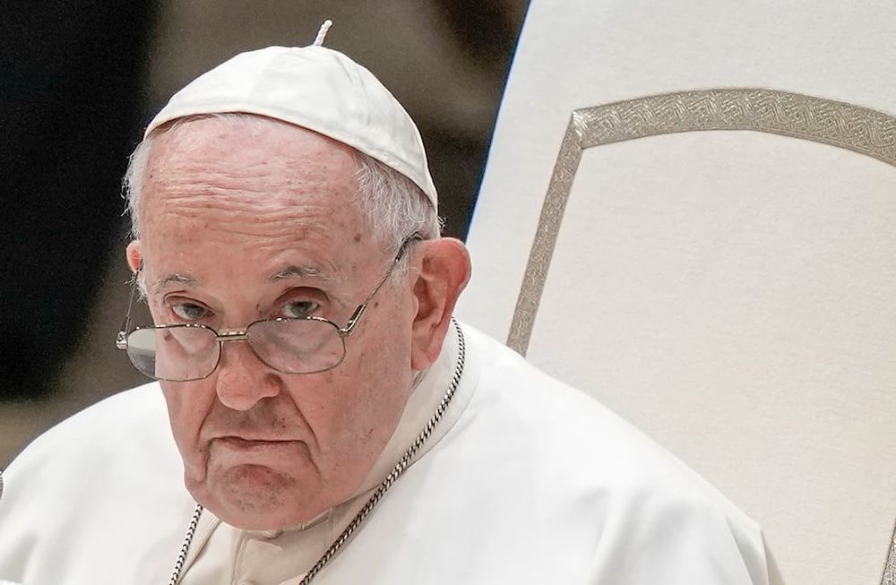 ARCHIVO - El papa Francisco asiste a la audiencia general semanal en el aula Pablo VI en el Vaticano, 23 de agosto de 2023. (AP Foto/Andrew Medichini, File)