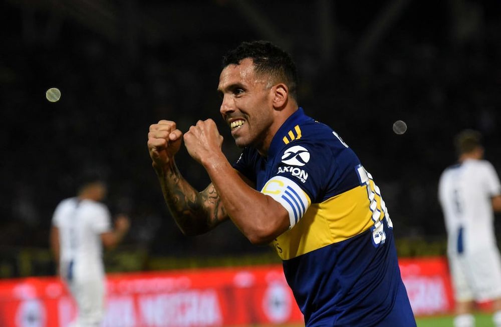Carlitos Tevez habló con Riquelme el último domingo y el Apache seguirá en Boca un año más. / LOS ANDES.