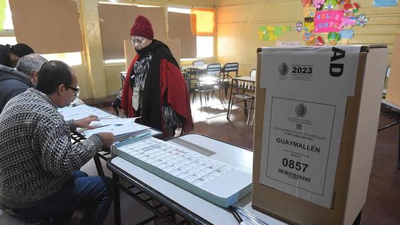 Elecciones provinciales PASO 2023 en la provincia de Mendoza.En la Escuela Rafael Obligado de Guaymallén, Los votantes ingresaban para votar en una mañana electoral tranquila pero fría.Hilda, una abuela de 85 años en el momento de emitir su votoFoto: José Gutierrez / Los Andes
