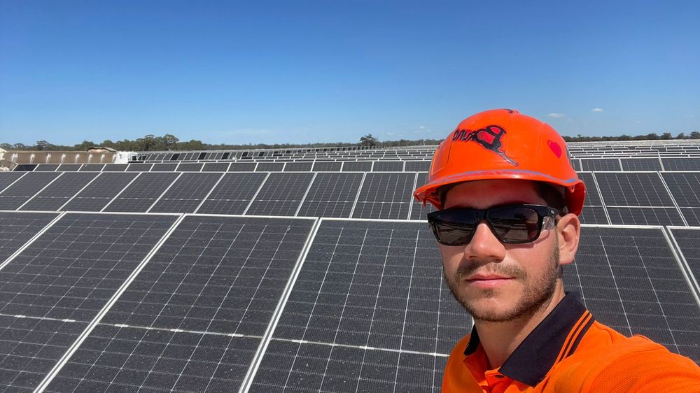 Bruno durante su primer trabajo en una solar farm en Australia.