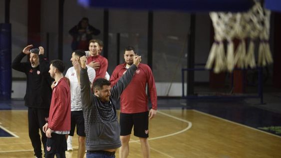 El presidente de Instituto, Juan Manuel Cavagliatto participó del concurso de triples de la mitad de cancha con el plantel y convirtió. (Ramiro Pereyra / La Voz)