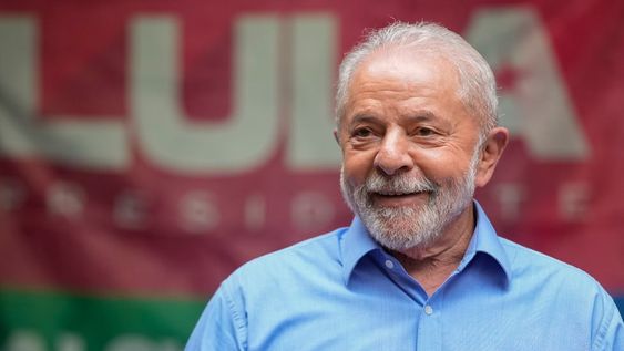 ARCHIVO - El entonces expresidente de Brasil, Luiz Inácio Lula da Silva, que más tarde ganó la reelección, sonríe durante una conferencia de prensa en Sao Paulo, Brasil, el 23 de octubre de 2022. (AP Foto/Andre Penner, Archivo)