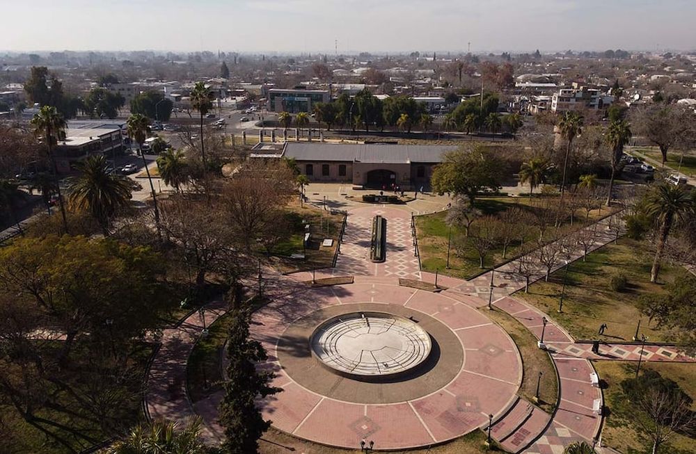 La Plaza Pedro del Castillo es el punto geográfico del área fundacional de Mendoza, allí también se rastrean los orígenes de nuestra construcción literaria a través de las primeras crónicas sobre la Ciudad.