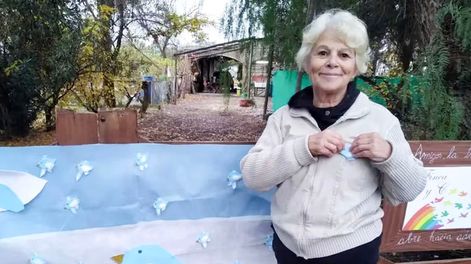 Cada fecha patria, Cristina confecciona escarapelas, que luego reparte. | Foto: gentileza