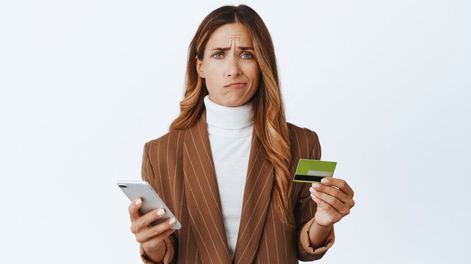 La mora activa cobros, bloqueos de tarjeta y reportes en Veraz y Nosis.