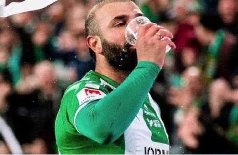 Insólito festejo: un jugador sueco bebió cerveza lanzada por la grada