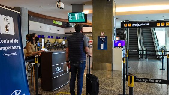 Al cumplirse 14 días desde que el país alcanzó el 50% de la población vacunada con dos dosis se avanzó en las medidas. Foto: Mariana Villa / Los Andes