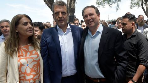 Los Andes | Gabriela Lizana junto al ministro de Economía, Sergio Massa, y el intendente de Lavalle, Roberto Righi, cuando el ministro viajó a Mendoza para anunciar las ayudas. Foto: Orlando Pelichotti