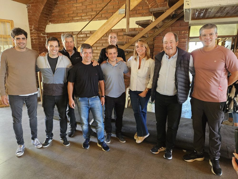 Ernesto Sanz junto a otros dirigentes radicales. El exsenador afirmó que la expropiación de YPF trajo problemas judiciales porque fue 