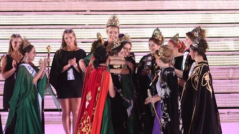 Los Andes | La nueva Reina, Ana Laura Verde, y la flamante Virreina, Gemina Navarro, se abrazan y sonrien emocionadas al ser electas como nuevas soberanas de la Vendimia. Foto: Marcelo Rolland / Los Andes