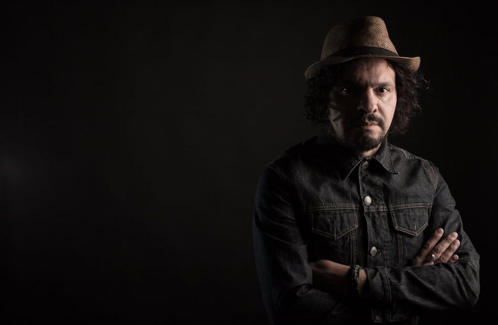 El cantante y guitarrista de Bela Lugosi presenta su primer disco solista.