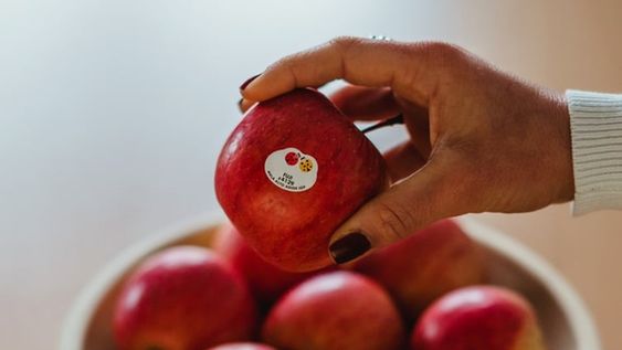 Más que un sticker: qué significan los colores y códigos de las etiquetas en las manzanas