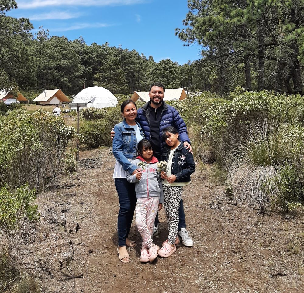 Abel Pérez junto a su esposa Raquel Montes Cruz y sus hijas Samara (8 años) y Dara Pérez (6 años).