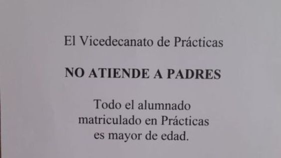 La universidad colocó un cartel que prohíbe a los padres realizar trámites de los estudiantes.