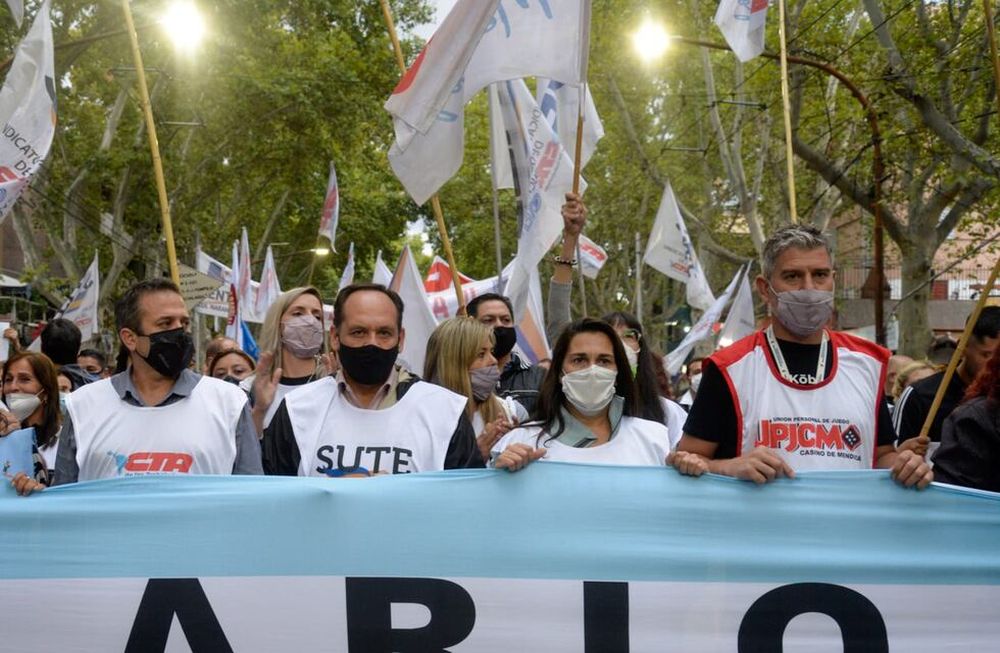 Más de 15 mil trabajadores estatales de Mendoza marcharon en rechazo del aumento salarial que propuso el Gobierno.