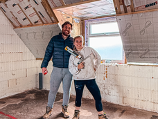 Hannah Bird y su esposo Charlie, ambos de 26 años, compraron un terreno por 70.000 libras en Somerset y decidieron construir su propio hogar.