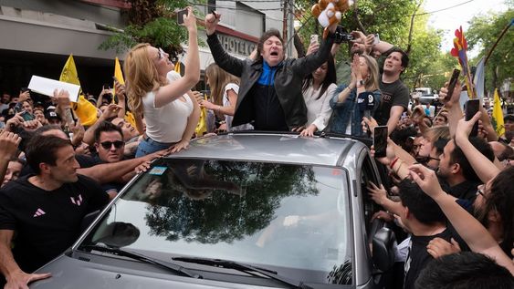 Adías del balotaje presidencial, Javier Milei volvió a Mendoza y realizó una caravana por la Ciudad. Los seguidores del líder de La Libertad Avanza se comenzaron a concentrar en el microcentro durante las primeras horas de la tarde. Foto: Ignacio Blanco / Los Andes