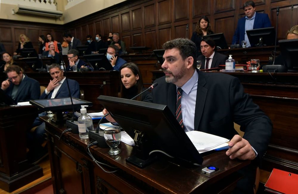 El oficialismo y la oposición argumentan que hay un mejor diálogo con el recambio legislativo.  En la foto, el presidente de la bancada de Cambia Mendoza Martín Kerchner y la vice Mercedes Rus. Al fondo se ven al vicepresidente de la Cámara Alta Alejandro Bermejo, y el titular de la bancada del Frente de Todos Lucas Ilardo.Orlando Pelichotti - Los Andes