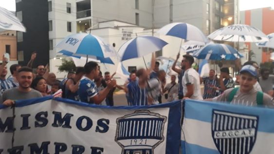 A puro banderazo: los hinchas de Godoy Cruz volvieron a darle color a las calles de Lima