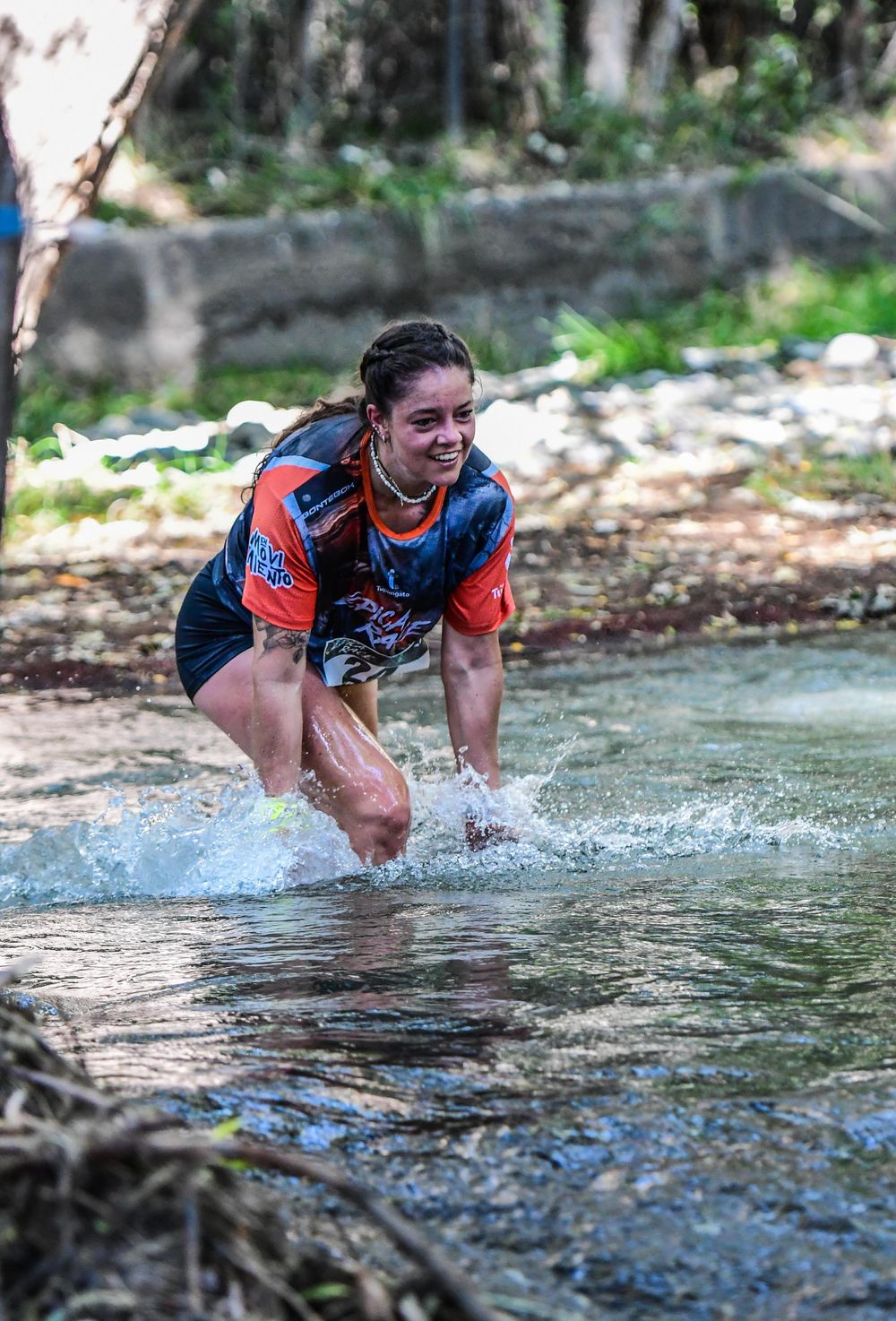 En un entorno natural, la Épica Race es mucho más que competencia: también es disfrute. Florencia Chanta cruza uno de los obstáculos.