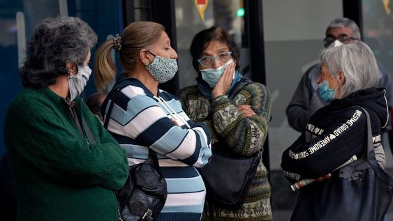 26 de abril 2022 Mendoza  SociedadEsperas interminables en Banco de la Nación ArgentinaPor disposición de la Administración Nacional de la Seguridad Social (Anses), los bancos no volvieron a exigir el trámite de supervivencia (“ Fe de vida para jubilados ”) a los jubilados y pensionados para que cobren sus haberes. Y en muchos casos, deben hacerlo de manera mensual.Foto: Orlando Pelichotti / Los Andes