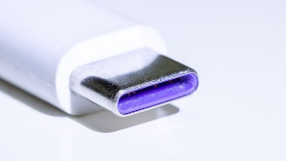 pocos lo saben: para que sirve el puerto usb de color violeta