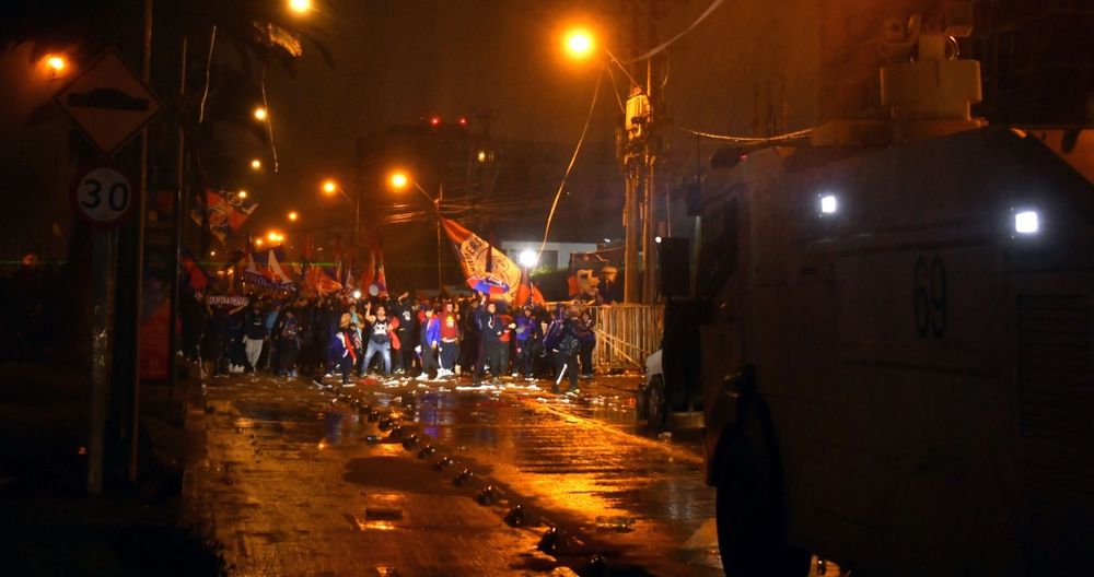 Hinchas de la U de Chile se enfrentaron con carabineros.