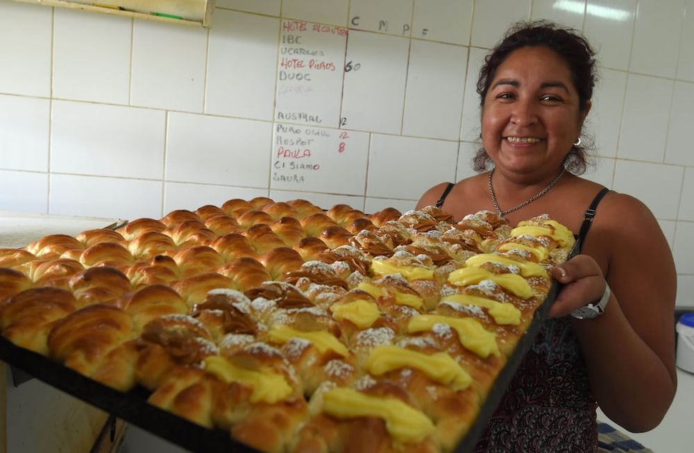 Reyes de las medialunas: una pareja de mendocinos elabora las más ricas de Reñaca, un clásico a extrañar este verano. Claudio Gutiérrez / Los Andes