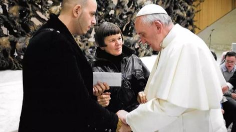 Los Andes | Una víctima de los abusos en el Próvolo italiano entregándole una carta al Papa Francisco con los nombres de los sacerdotes denunciados. Entre ellos, estaba Corradi, condenado en Mendoza. Foto: Archivo Los Andes.