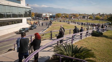 Los Andes | La cola de personas que esperan ser vacunadas con la segunda dosis de Sputnik V en el espacio Julio Le Parc. Foto: Ignacio Blanco / Los Andes