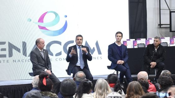 El presidente de la Cámara de Diputados, Sergio Massa, participó de la entrega de dispositivos tecnológicos para jubilados en un acto del Enacom.