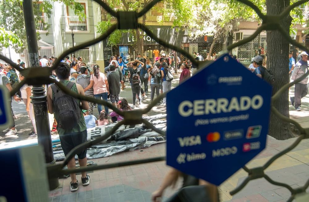 Comerciantes de la calle Espejo en el centro de la ciudad se quejan de las marchas de Polo Obrero porque les impide la entrada de clientes a sus locales. Vista desde una agencia de viajes.Foto: Ignacio Blanco / Los Andes