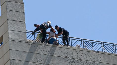 Los Andes | Rescataron a una mujer amenazaba con saltar al vacío desde un conocido hotel - Foto Delfina Álvarez / Los Andes