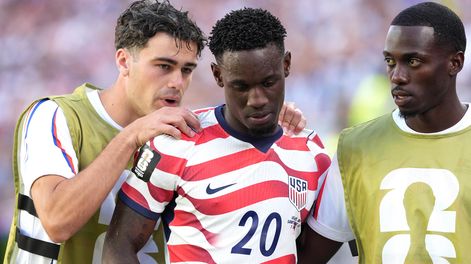 El delantero estadounidense Folarin Balogun fue expulsado en los 16avos de final frente a Bosnia-Herzegovina. Sin embargo, la FIFA dejó sin efecto la suspensión automática tras una gestión impulsada por el presidente de Estados Unidos, Donald Trump.