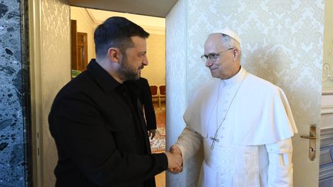 Una fotografía facilitada por los medios de comunicación del Vaticano muestra al papa León XIV reuniéndose con el presidente de Ucrania, Volodimir Zelenski (izq.), en la residencia papal de Castel Gandolfo, Italia, el 9 de julio de 2025.