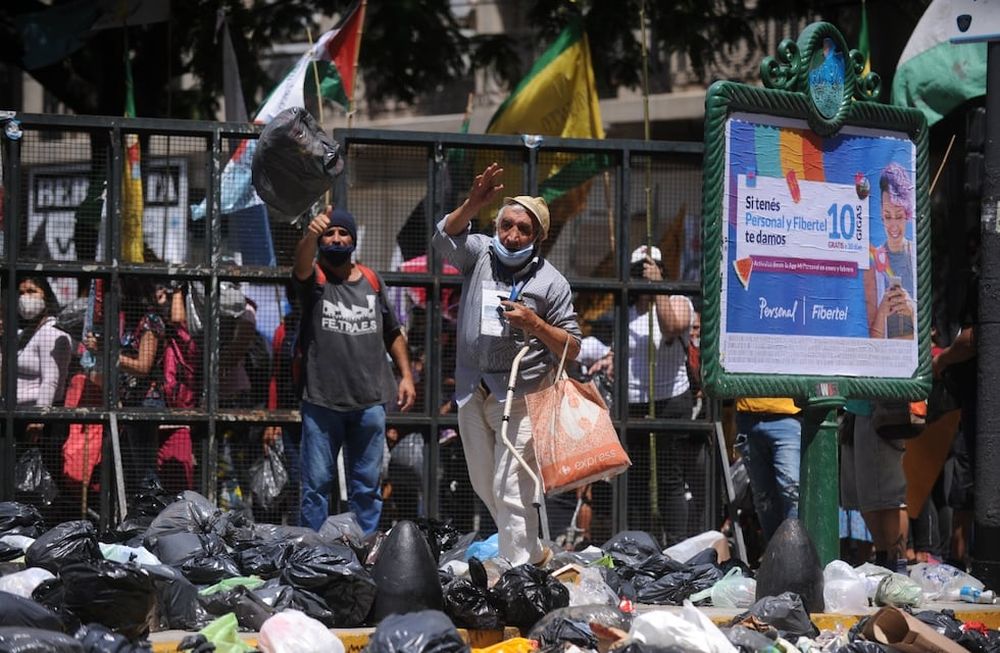 Tiran bolsas de basura frente al congreso