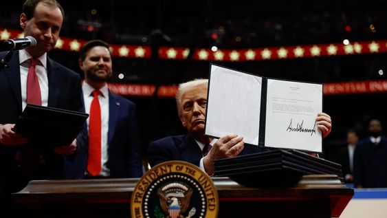 El presidente estadounidense Donald Trump sostiene una orden ejecutiva después de firmarla durante un evento de inauguración bajo techo en el Capital One Arena en Washington, DC, EE. UU., el 20 de enero de 2025. Foto:  EFE/EPA/ANNA MONEYMAKER / POOL