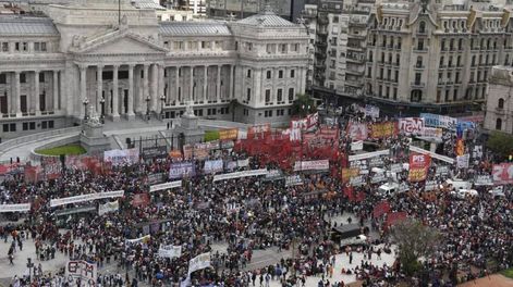 Los Andes | Miles de militantes de izquierda se concentraron este jueves frente al Congreso para rechazar la refinanciación de la deuda.